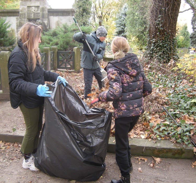 Uczniowie sprzątający na Starym Cmentarzu.