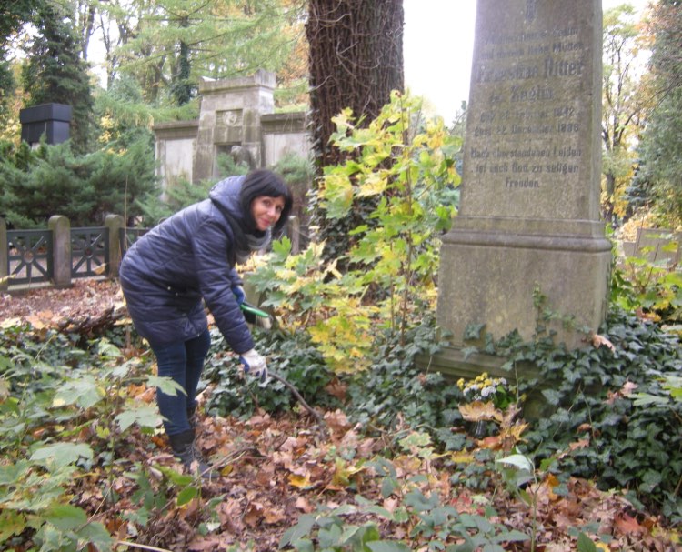 Pani Wicedyrektor sprzątająca wokół grobu Ernrstine Ritter.
