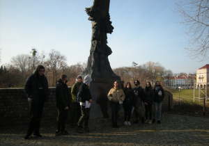 Uczniowie klasy VII i VIII SP40 pod pomnikiem