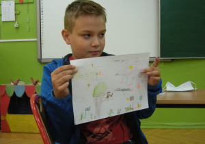 Uczeń rysuje plakat podczas dnia muzyki