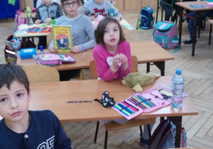 Uczniowie podczas czytania książek