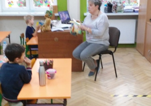 Uczniowie podczas czytania książek