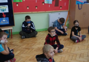 Uczniowie podczas czytania książek