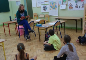 Uczniowie podczas czytania książek