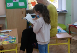 Uczniowie podczas czytania książek