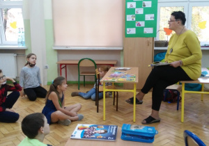 Uczniowie podczas czytania książek