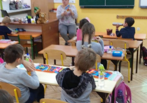 Uczniowie podczas czytania książek