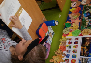 Uczniowie podczas czytania książek