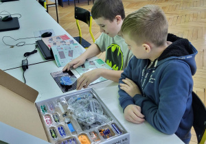 Uczniowie składający zestaw Boffin III Bricks