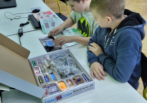 Uczniowie składający zestaw Boffin III Bricks