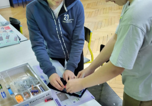 Uczniowie składający zestaw Boffin III Bricks