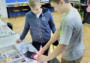 Uczniowie składający zestaw Boffin III Bricks