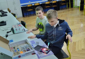 Uczniowie składający zestaw Boffin III Bricks