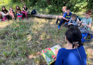 Pani bibliotekarka odczytuje wiersz Jana Brzechwy