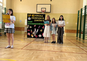Przedstawienie wniosków przez uczennice klasy VI