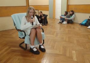 Klasy IV-VIII podczas czytania w trakcie przerw.