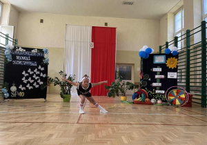 Występ uczennicy klasy pierwszej na zakończeniu roku szkolnego