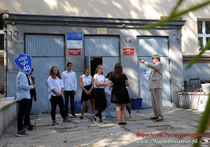 Dyrektor z grupą uczniów przed szkołą