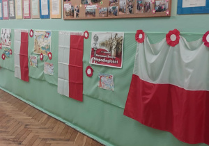 Korytarz pierwszego piętra ubrany w barwy narodowe -polskie flagi i kotyliony