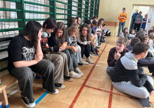 Uczennice oglądają jak wygląda chip, urządzenie do chipowania oraz urządzenie do wykrywania chipa u zwierzęcia