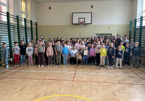Uczniowie klas I-VIII wraz z pracownikiem schroniska p. Justyną oraz podopiecznym schroniska pieskiem Rino