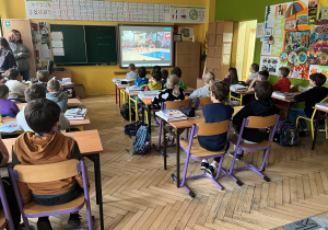 Uczniowie podczas warsztatów obserwują emocje podczas tańca na filmach przedstawionych przez prowadzące warsztaty