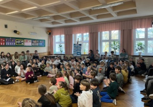 Uczniowie naszej szkoły zebrani na korytarzu drugiego piętra czekają na karteczki z życzeniami