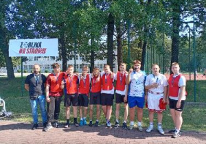 Uczniowie pozują do zdjęcia przy banerze ,,Z Orlika na stadion". Uczestniczyli w zawodach Mistrzoswa Łodzi w piłce nożnej dla chłopców - 22 października 2025 r.