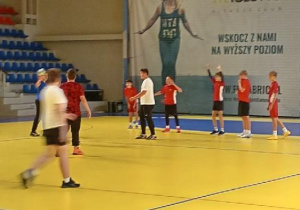 Uczniowie podczas meczu piłki ręcznej ubrani na biało. Uczestniczyli w zawodach Mistrzostwa Łodzi w piłce ręcznej dla chłopców - Hala Anilany - 17.października 2025 r.