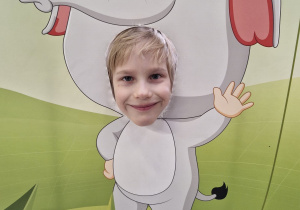 ZOO, twarz jednego uczestnika półkolonii w w wyciętym kółku w obrazku słonika