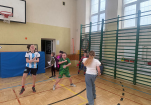 Sala gimnastyczna, dziewczęta tańczą w rytm muzyki