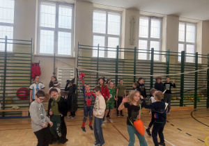 Sala gimnastyczna, wszyscy uczestnicy bawią się w rytm muzyki, tańczą i skaczą.