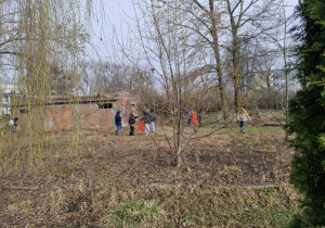 Uczniowie naszej szkoły sprzątający teren szkoły.