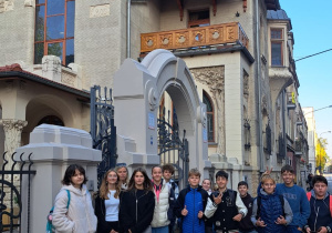 Klasa VI pozuje do zdjęcia na tle Willi Leopolda Kindermanna - Galeria Sztuki w Łodzi