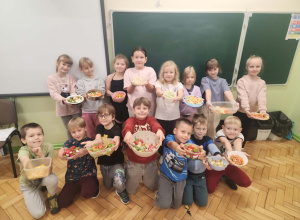 Edukacja zdrowotna w praktyce – klasa 2 robi sałatki