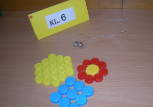 Praca z zakrętek od butelek plastikowych