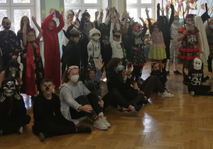 Halloween zabawa dzieci.