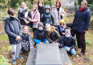 Uczniowie SP40 wraz z nauczycielem na grobach łódzkich bohaterów z dnia 11.11.1918r.