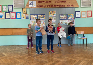 Uczniowie klasy I mówią wierszyk o misiach łakomczuszkach.