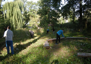 Uczniowie podczas prac ogrodowych
