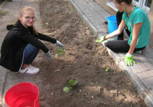 Uczniowie podczas prac ogrodowych
