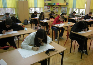 Uczniowie piszą próbny egzamin ósmoklasisty