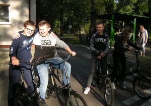 Uczniowie podczas nauki na kartę rowerową