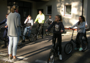 Uczniowie podczas nauki na kartę rowerową