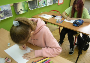 Uczennica rysuje plakat podczas dnia muzyki