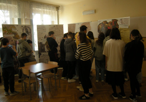 Uczniowie oglądający wystawę.