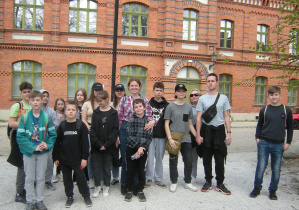 Uczniowie na wycieczce zwiedzają Łódź