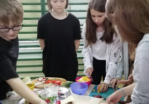 Klasa 6 przygotowuje śniadanie