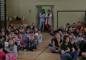 Uczniowie zbierają się w sali gimnastycznej aby przygotować zdrowe śniadanie