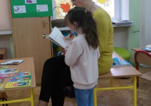 Uczniowie podczas czytania książek